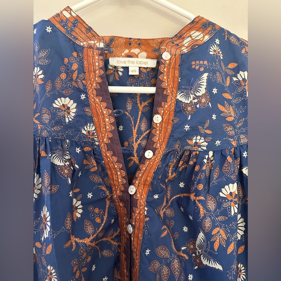 Love the Label beautiful print blouse. Puffy sleeves, over sized. Fun top! - Picture 2 of 10